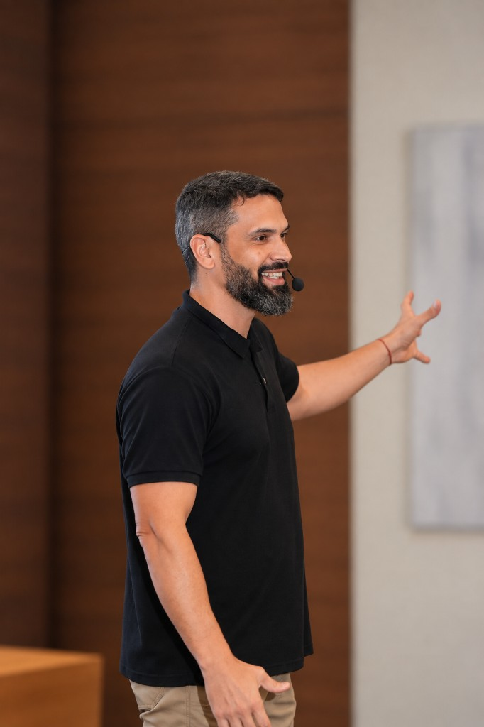 Freitas conduzindo uma palestra