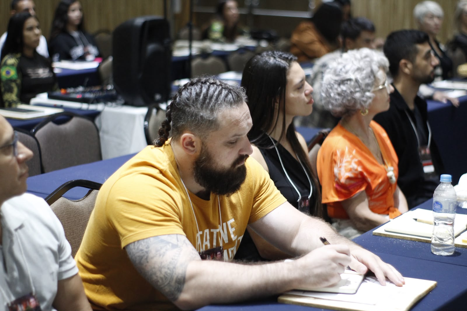 Participante registrando aprendizados durante o treinamento